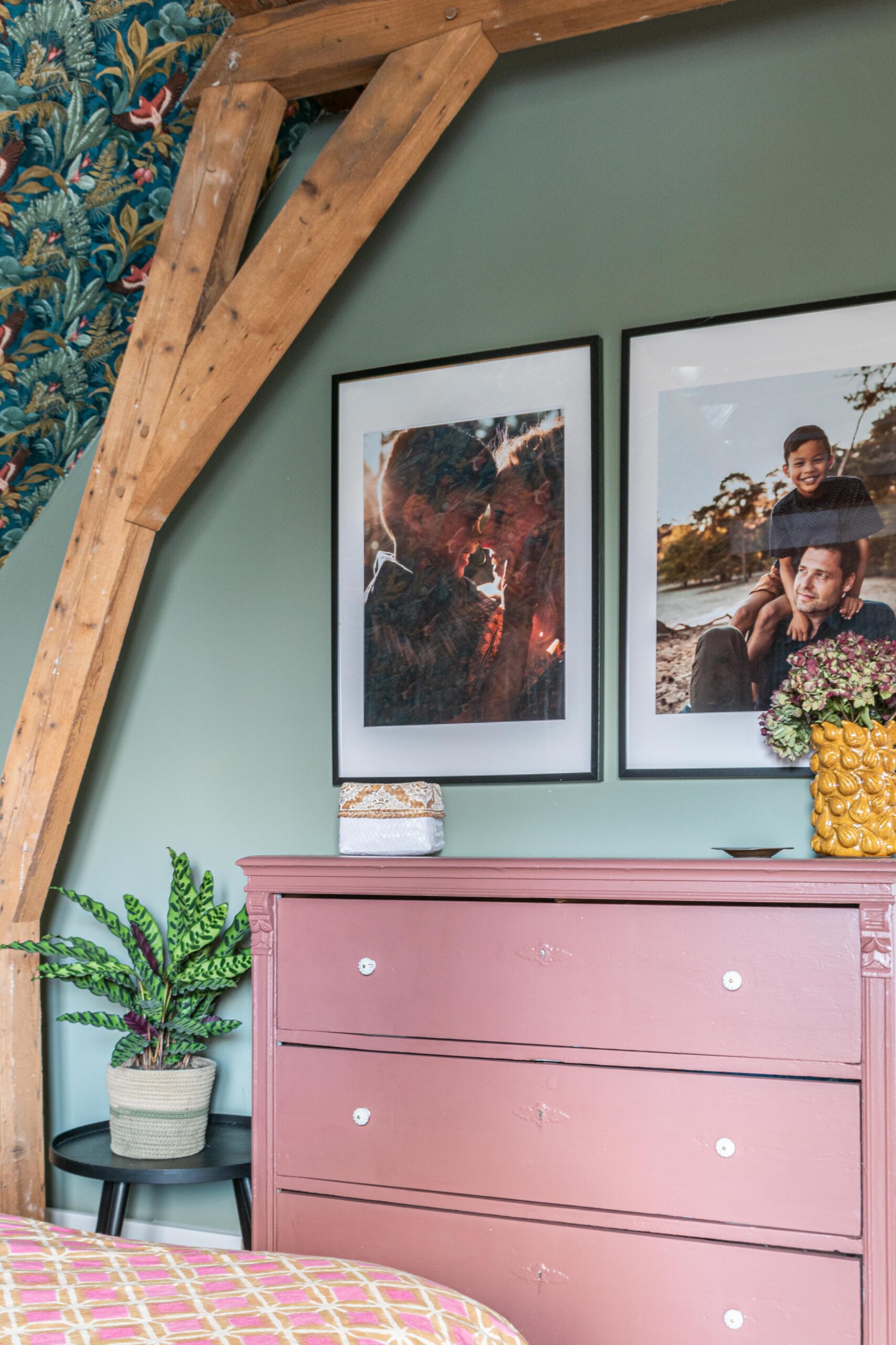 Vintage kastje en oorspronkelijke houten balken in slaapkamer