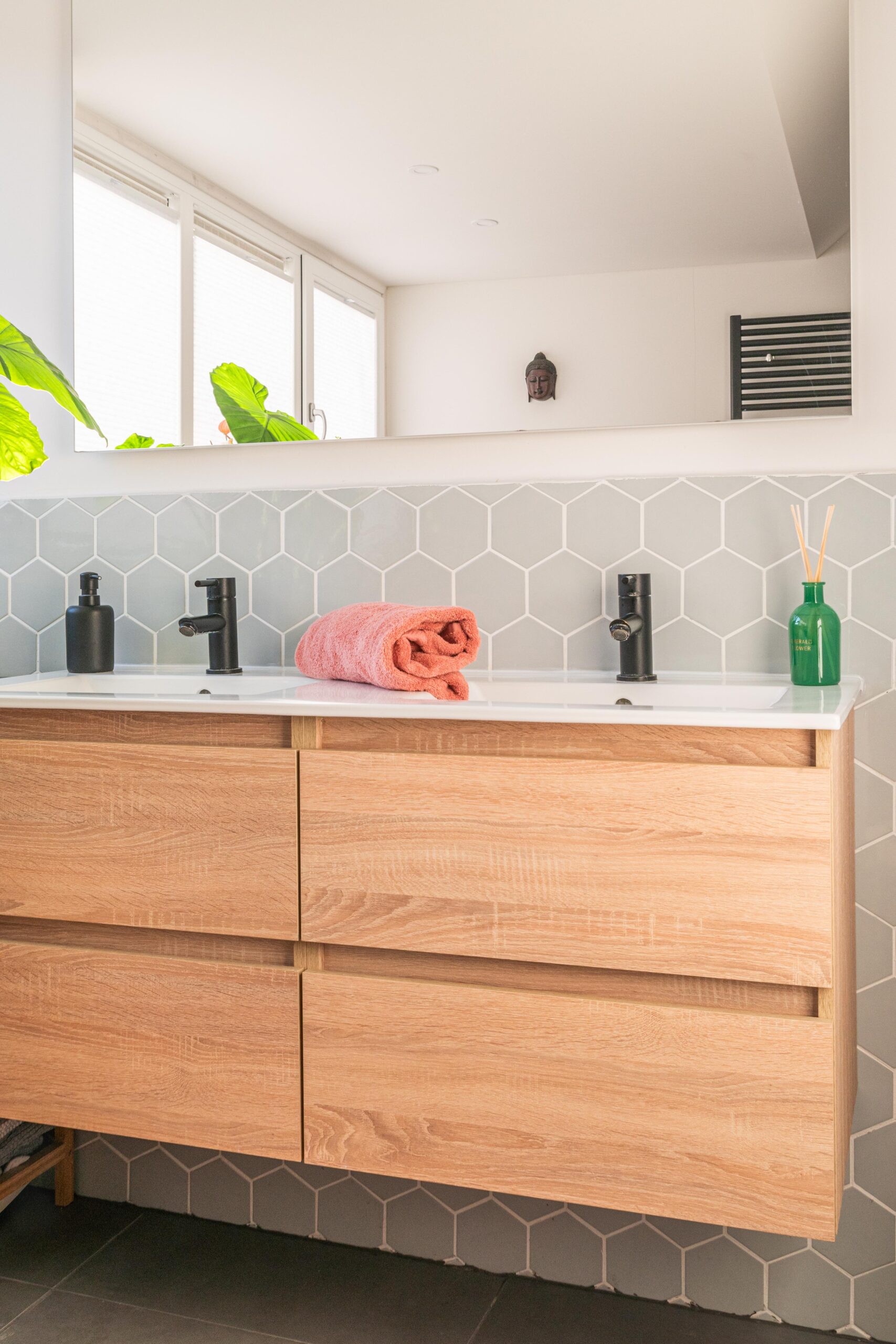 Moderne badkamer met eiken meubel en lichtgroene hexagon-tegeltjes