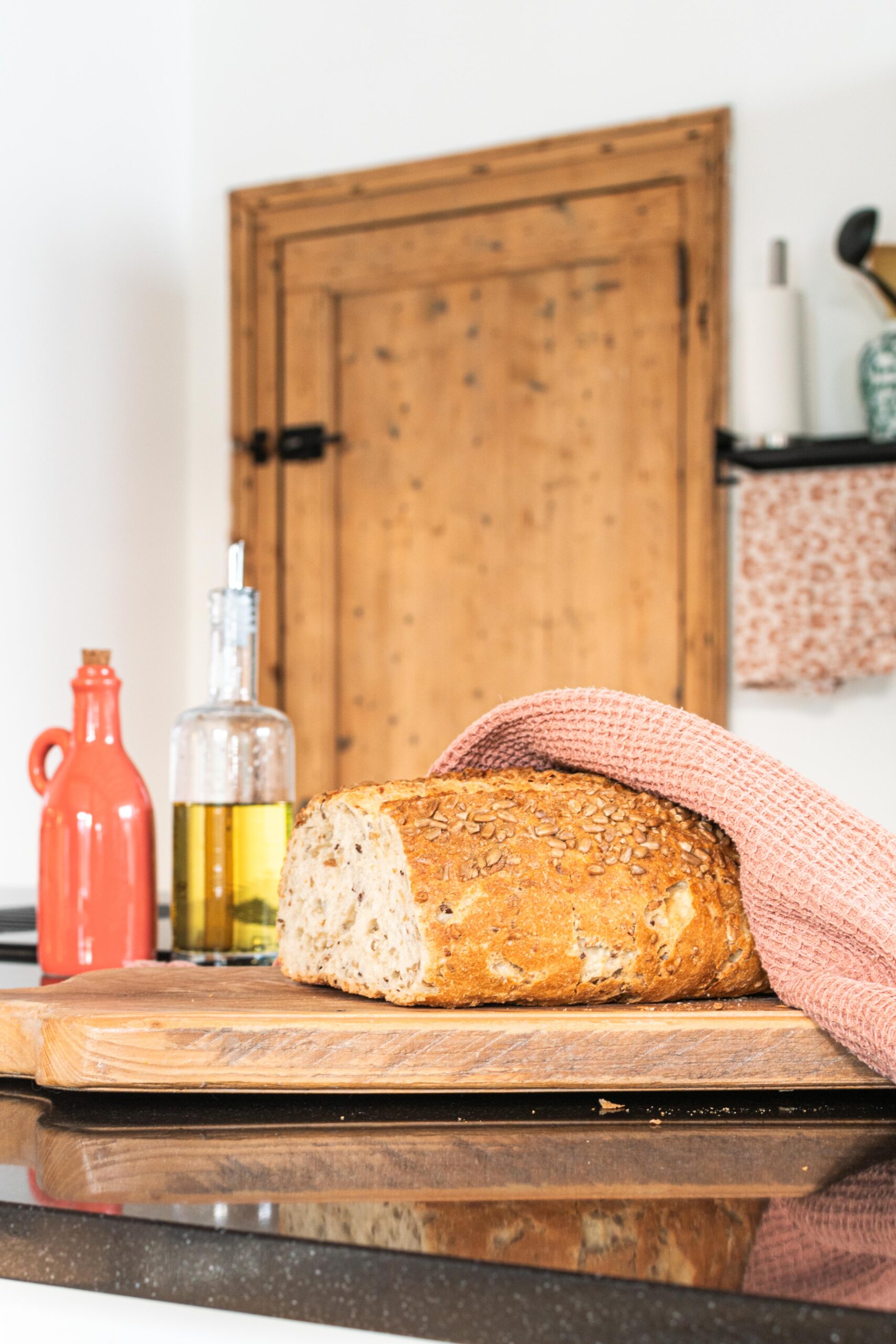 Interieurfotografie - Binnenkijker woonboerderij-10 Interieurstudio Madelon Mouw, interieurfotografie, binnenkijker. Detail keuken met zicht op oorspronkelijke boerderijdeur