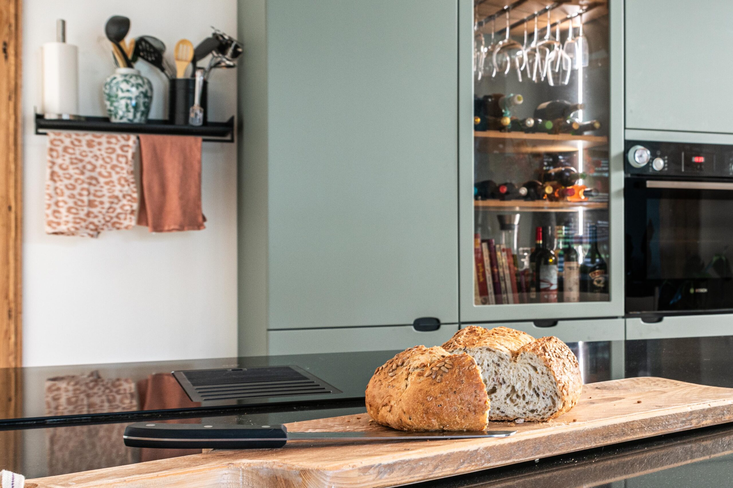 Interieurfotografie - Binnenkijker woonboerderij-25 Interieurstudio Madelon Mouw, interieurfotografie, binnenkijker. Moderne groene keuken van KVIK met wijnkoelkast