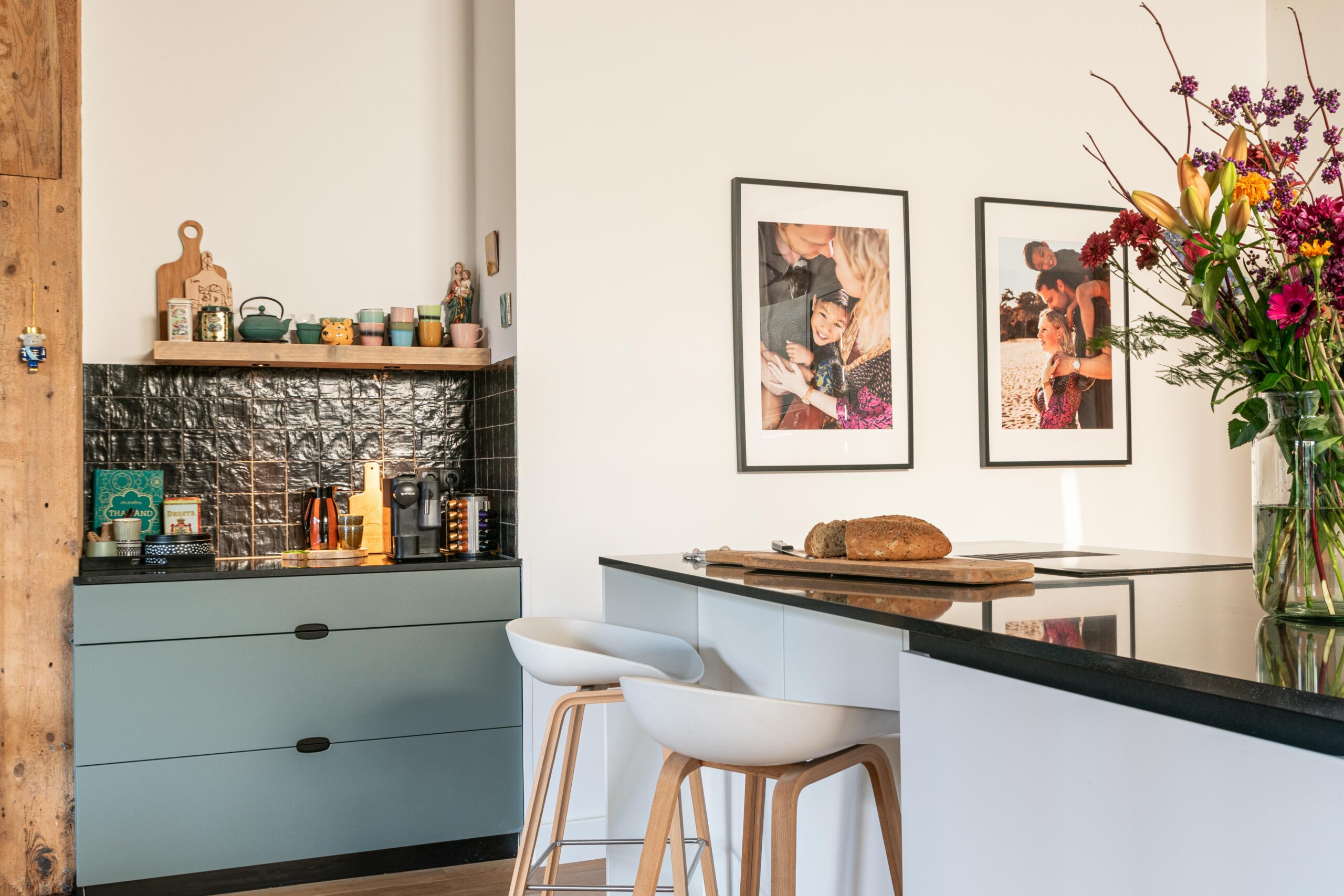 Moderne keuken van KVIK met kookeiland en koffiecorner staan mooi in contrast met hergebruikte houten balk